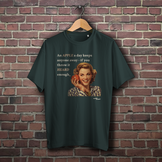 An Apple a Day – Black Oversize Unisex T-Shirt mit Spruch und Porträt-Illustration auf der Brust