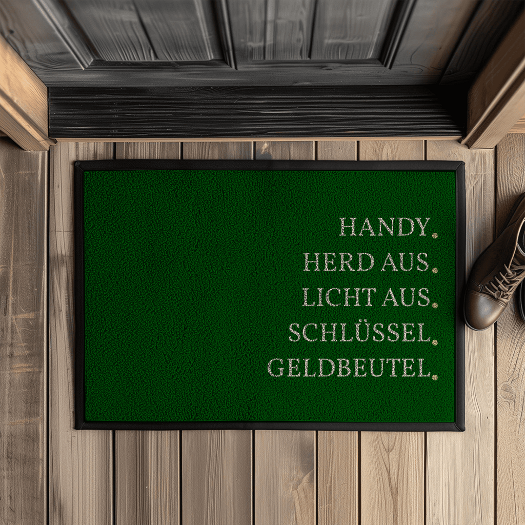 Handy. Herd aus. Licht aus. Schlüssel. Geldbeutel. – Fußmatte