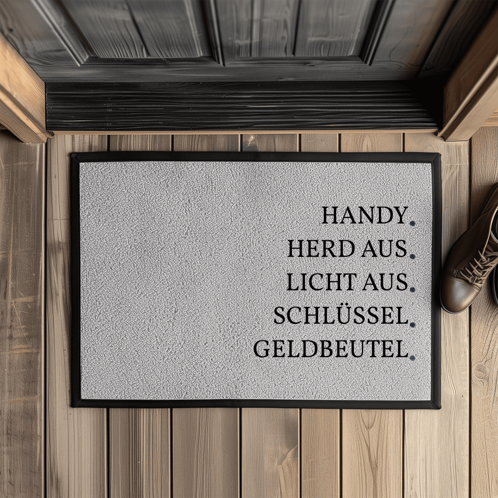 Handy. Herd aus. Licht aus. Schlüssel. Geldbeutel. – Fußmatte