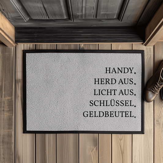 Handy. Herd aus. Licht aus. Schlüssel. Geldbeutel. – Fußmatte