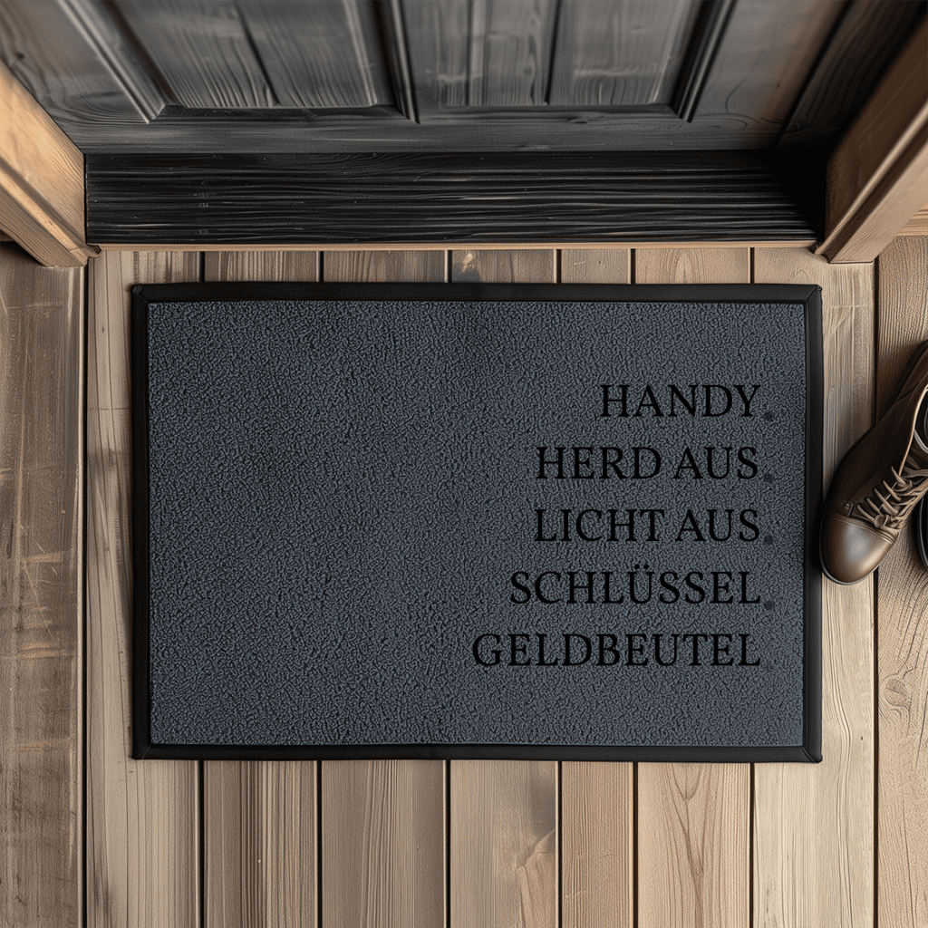 Handy. Herd aus. Licht aus. Schlüssel. Geldbeutel. – Fußmatte