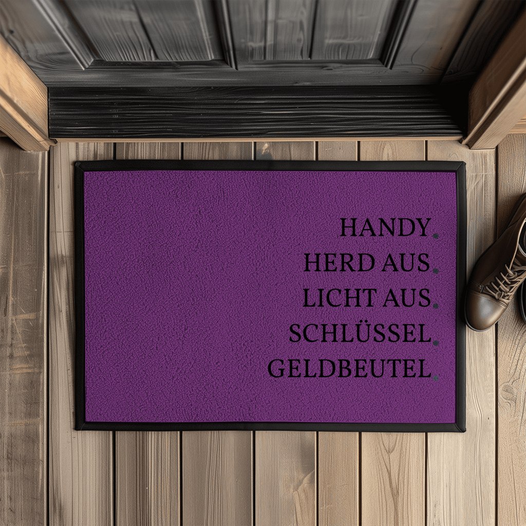 Handy. Herd aus. Licht aus. Schlüssel. Geldbeutel. – Fußmatte